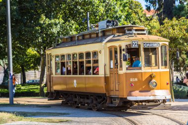 Lizbon, Portekiz - 30 Temmuz 2014: Porto, Portekiz bir yaz günü tarihi tramvay