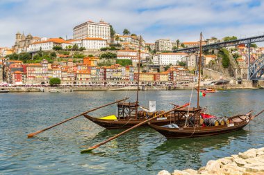 Lisbon, Portekiz - 30 Temmuz 2014: Porto ve bir yaz günü Portekiz şarap varil ile eski geleneksel tekneler
