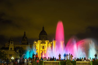 Barcelona, İspanya - 11 Haziran 2014: Magic Fountain ışık gösterisi Barcelona, İspanya Ulusal Müzesi yanındaki geceleri