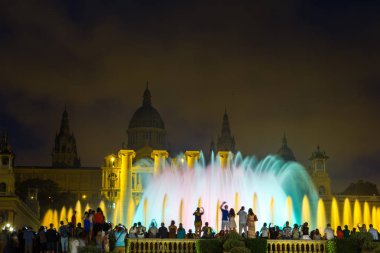 Barcelona, İspanya - 11 Haziran 2014: Magic Fountain ışık gösterisi Barcelona, İspanya Ulusal Müzesi yanındaki geceleri