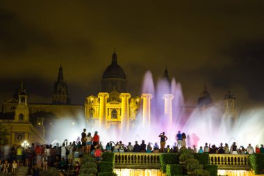 Barcelona, İspanya - 11 Haziran 2014: Magic Fountain ışık gösterisi Barcelona, İspanya Ulusal Müzesi yanındaki geceleri