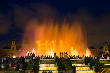 Barcelona, İspanya - 11 Haziran 2014: Magic Fountain ışık gösterisi Barcelona, İspanya Ulusal Müzesi yanındaki geceleri
