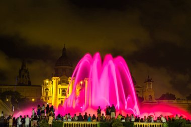 Barcelona, İspanya - 11 Haziran 2014: Magic Fountain ışık gösterisi Barcelona, İspanya Ulusal Müzesi yanındaki geceleri
