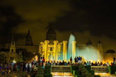 Barcelona, İspanya - 11 Haziran 2014: Magic Fountain ışık gösterisi Barcelona, İspanya Ulusal Müzesi yanındaki geceleri