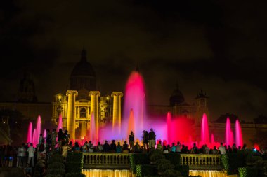 Barcelona, İspanya - 11 Haziran 2014: Magic Fountain ışık gösterisi Barcelona, İspanya Ulusal Müzesi yanındaki geceleri