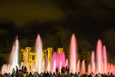 Barcelona, İspanya - 11 Haziran 2014: Magic Fountain ışık gösterisi Barcelona, İspanya Ulusal Müzesi yanındaki geceleri