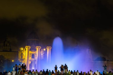 Barcelona, İspanya - 11 Haziran 2014: Magic Fountain ışık gösterisi Barcelona, İspanya Ulusal Müzesi yanındaki geceleri