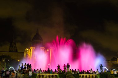 Barcelona, İspanya - 11 Haziran 2014: Magic Fountain ışık gösterisi Barcelona, İspanya Ulusal Müzesi yanındaki geceleri