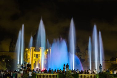 Barcelona, İspanya - 11 Haziran 2014: Magic Fountain ışık gösterisi Barcelona, İspanya Ulusal Müzesi yanındaki geceleri