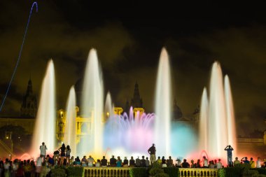 Barcelona, İspanya - 11 Haziran 2014: Magic Fountain ışık gösterisi Barcelona, İspanya Ulusal Müzesi yanındaki geceleri