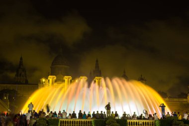 Barcelona, İspanya - 11 Haziran 2014: Magic Fountain ışık gösterisi Barcelona, İspanya Ulusal Müzesi yanındaki geceleri