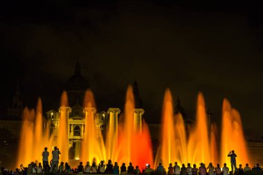 Barcelona, İspanya - 11 Haziran 2014: Magic Fountain ışık gösterisi Barcelona, İspanya Ulusal Müzesi yanındaki geceleri