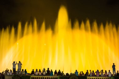 Barcelona, İspanya - 11 Haziran 2014: Magic Fountain ışık gösterisi Barcelona, İspanya Ulusal Müzesi yanındaki geceleri