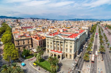 Barcelona, İspanya - 11 Haziran 2014: Panoramik manzaralı Park Guell Barcelona'dan bir yaz günü, İspanya