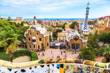 Barcelona, İspanya - 11 Haziran 2014: Park Guell mimar Gaudi bir yaz günü Barcelona, İspanya tarafından.