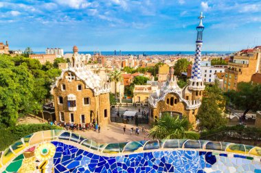 Barcelona, İspanya - 11 Haziran 2014: Park Guell mimar Gaudi bir yaz günü Barcelona, İspanya tarafından.