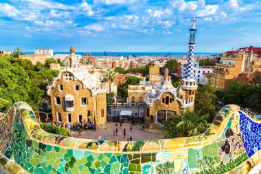 Barcelona, İspanya - 11 Haziran 2014: Park Guell mimar Gaudi bir yaz günü Barcelona, İspanya tarafından.