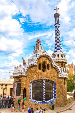 Barcelona, İspanya - 11 Haziran 2014: Park Guell mimar Gaudi bir yaz günü 11 Haziran 2014 yılında Barcelona, İspanya.