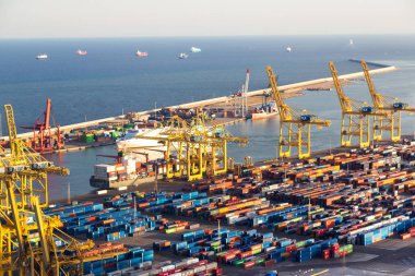 Barcelona, İspanya - 11 Haziran 2014: Panoramik liman Barselona. Avrupa'nın en işlek konteyner liman 11 Haziran 2014 yılında Barcelona, İspanya'da biri.