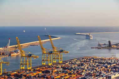 Barcelona, İspanya - 11 Haziran 2014: Panoramik liman Barselona. Avrupa'nın en işlek konteyner liman 11 Haziran 2014 yılında Barcelona, İspanya'da biri.