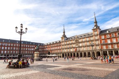 Madrid, İspanya - 11 Temmuz 2014: Heykel, Philip III bir güzel yaz günü 11 Temmuz 2014 yılında Belediye Başkanı Plaza Madrid, İspanya-Madrid