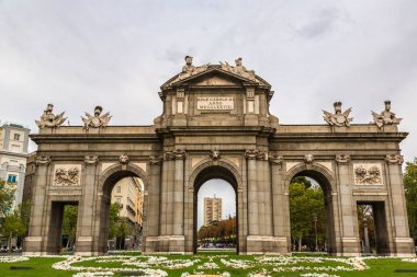 Madrid, İspanya - 11 Temmuz 2014: Puerta de Alcala bir güzel yaz günü, İspanya Madrid