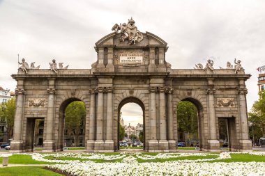 Madrid, İspanya - 11 Temmuz 2014: Puerta de Alcala bir güzel yaz günü, İspanya Madrid