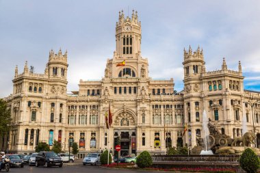 Madrid, İspanya - 11 Temmuz 2014: Cibeles sarayda bir güzel yaz günü Madrid, Madrid, İspanya 11 Temmuz 2014 tarihinde İspanya
