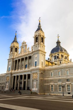 Madrid, İspanya - 11 Temmuz 2014: Bir güzel yaz günü, İspanya Madrid Almudena Katedrali