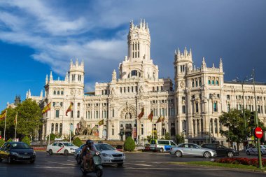 Madrid, İspanya - 11 Temmuz 2014: Cibeles Sarayı ve Plaza de Cibeles Madrid Cibeles çeşmede güzel yaz günü, 11 Temmuz 2014 tarihinde İspanya Madrid, İspanya