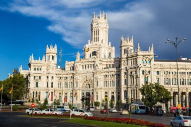 Madrid, İspanya - 11 Temmuz 2014: Cibeles sarayda bir güzel yaz günü Madrid, Madrid, İspanya 11 Temmuz 2014 tarihinde İspanya