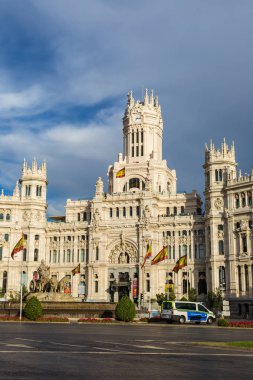 Madrid, İspanya - 11 Temmuz 2014: Cibeles Sarayı ve Plaza de Cibeles Madrid Cibeles çeşmede güzel yaz günü, 11 Temmuz 2014 tarihinde İspanya Madrid, İspanya