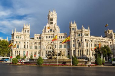 Madrid, İspanya - 11 Temmuz 2014: Cibeles Sarayı ve Plaza de Cibeles Madrid Cibeles çeşmede güzel yaz günü, 11 Temmuz 2014 tarihinde İspanya Madrid, İspanya