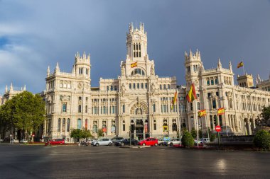 Madrid, İspanya - 11 Temmuz 2014: Cibeles sarayda bir güzel yaz günü Madrid, Madrid, İspanya 11 Temmuz 2014 tarihinde İspanya