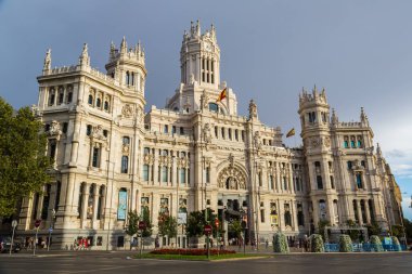 Madrid, İspanya - 11 Temmuz 2014: Cibeles sarayda bir güzel yaz günü Madrid, Madrid, İspanya 11 Temmuz 2014 tarihinde İspanya