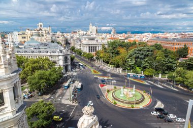 Madrid, İspanya - 11 Temmuz 2014: Madrid Plaza de Cibeles Cibeles çeşmede güzel yaz gün, İspanya, havadan görünümü
