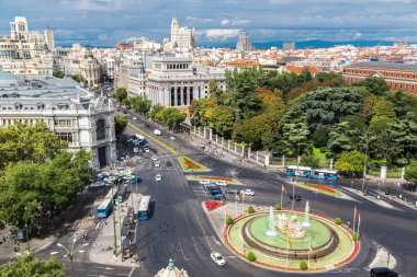 Madrid, İspanya - 11 Temmuz 2014: Madrid Plaza de Cibeles Cibeles çeşmede güzel yaz gün, İspanya, havadan görünümü