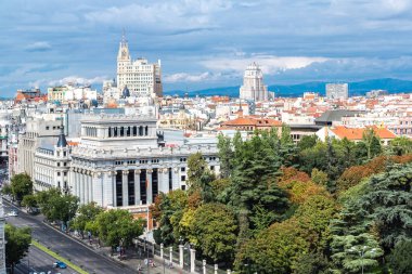 Madrid, İspanya - 11 Temmuz 2014: Hava görünümünde Madrid Plaza de Cibeles bir güzel yaz günü, İspanya