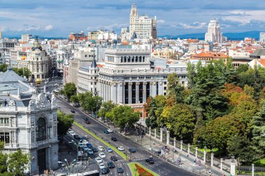 Madrid, İspanya - 11 Temmuz 2014: Hava görünümünde Madrid Plaza de Cibeles bir güzel yaz günü, İspanya