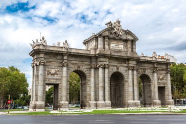 Madrid, İspanya - 11 Temmuz 2014: Puerta de Alcala bir güzel yaz günü, İspanya Madrid