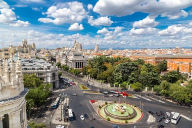 Madrid, İspanya - 11 Temmuz 2014: Madrid Plaza de Cibeles Cibeles çeşmede güzel yaz gün, İspanya, havadan görünümü