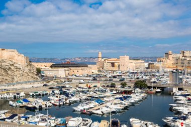 Marseille, Fransa - 12 Temmuz 2014: Saint Jean Kalesi ve Vieux port Marseille, Fransa