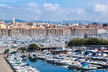 Marseille, Fransa - 12 Temmuz 2014: Eski deniz limanda bir yaz günü Marsilya, Fransa