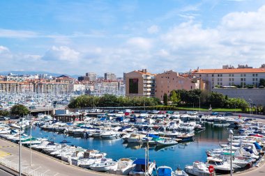 Marseille, Fransa - 12 Temmuz 2014: Eski deniz limanda bir yaz günü Marsilya, Fransa