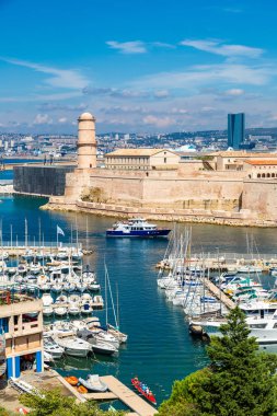 Marseille, Fransa - 12 Temmuz 2014: Saint Jean Kalesi ve katedral de la Major ve Vieux port Marseille, Fransa