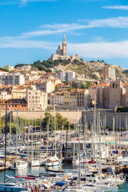 Marseille, Fransa - 12 Temmuz 2014: Hava panoramik görünümü Notre Dame de la Garde ve Marsilya, Fransa eski liman Bazilikası '