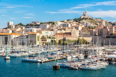 Marseille, Fransa - 12 Temmuz 2014: Hava panoramik görünümü Notre Dame de la Garde ve Marsilya, Fransa eski liman Bazilikası '