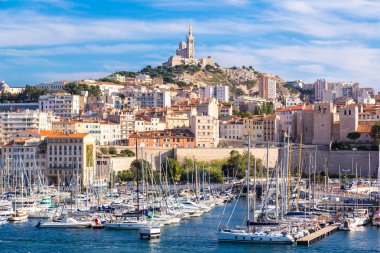 Marseille, Fransa - 12 Temmuz 2014: Hava panoramik görünümü Notre Dame de la Garde ve Marsilya, Fransa eski liman Bazilikası '