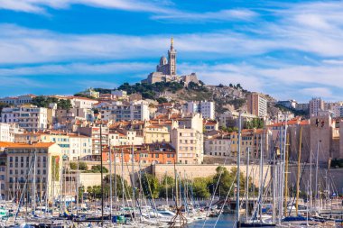 Marseille, Fransa - 12 Temmuz 2014: Hava panoramik görünümü Notre Dame de la Garde ve Marsilya, Fransa eski liman Bazilikası '