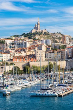 Marseille, Fransa - 12 Temmuz 2014: Hava panoramik görünümü Notre Dame de la Garde ve Marsilya, Fransa eski liman Bazilikası '